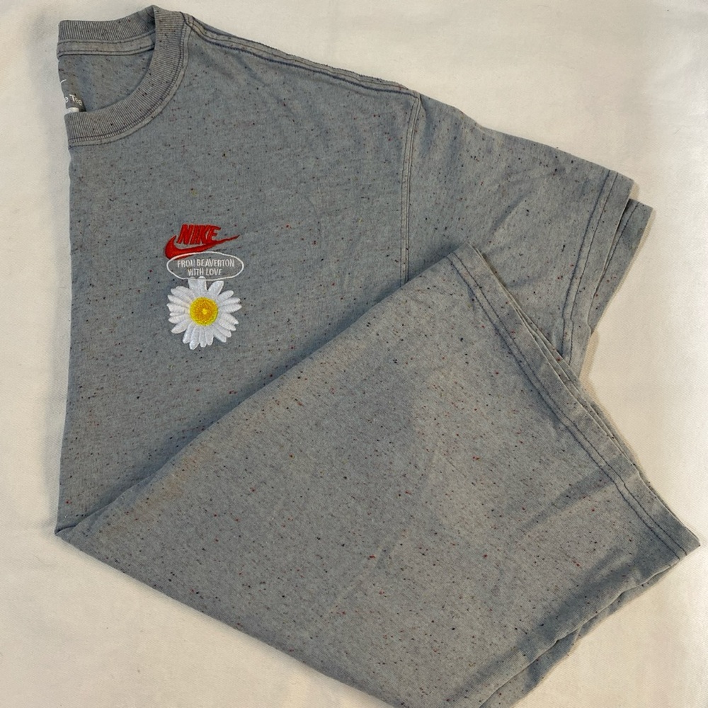 Nike Tee - Picture 2 of 4